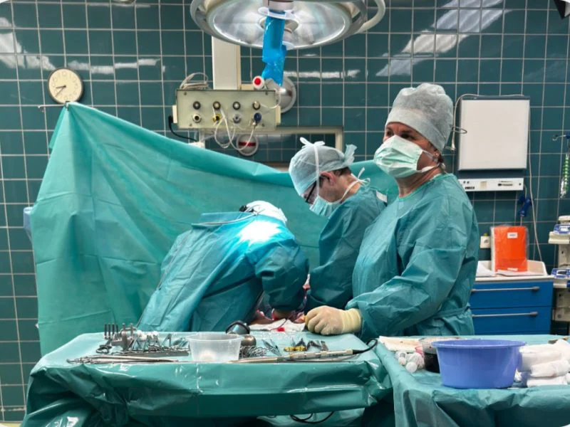 Chirurgický tím pri práci na operačnej sále