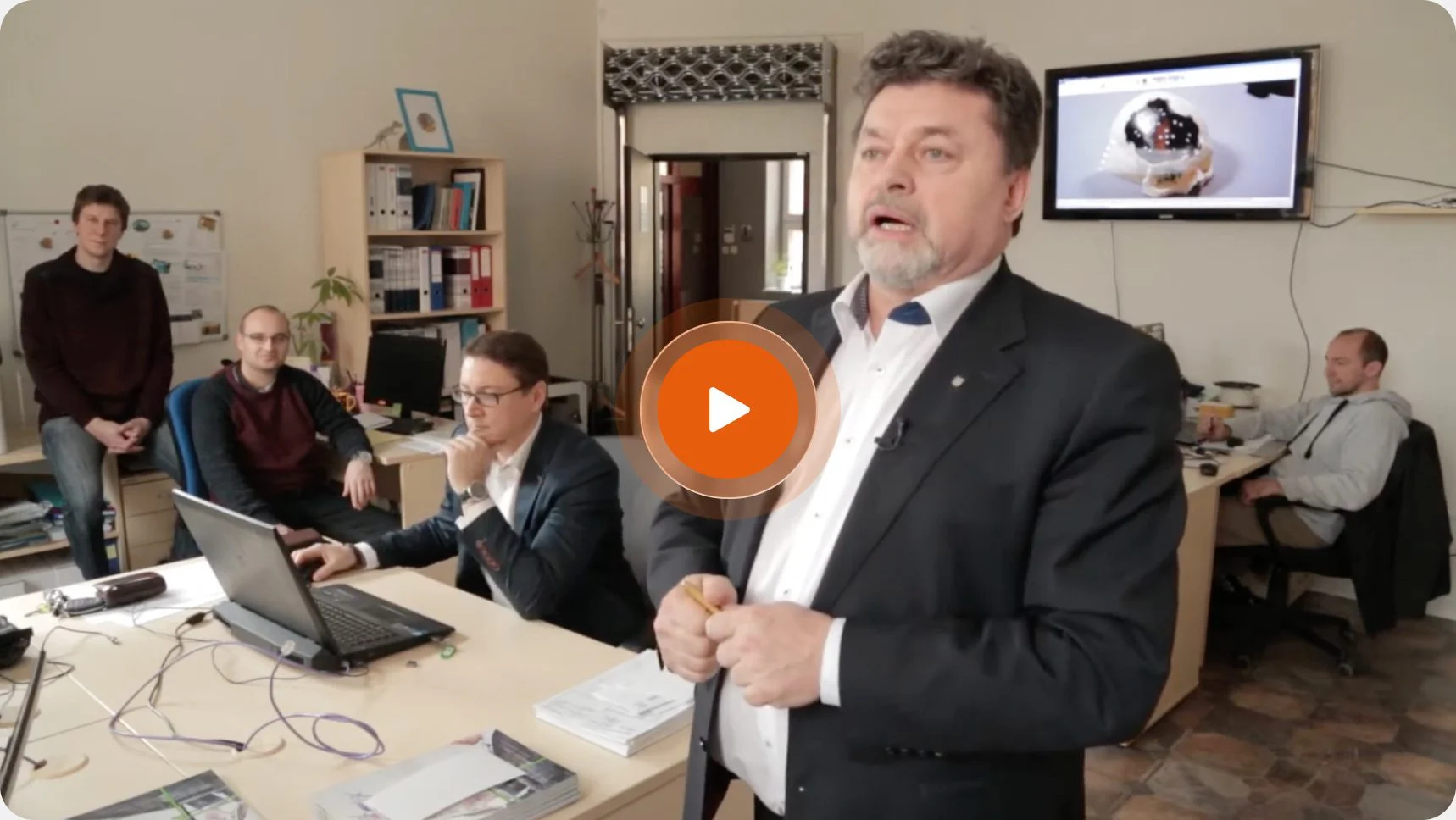 Zakladateľ hovorí do kamery v dielni